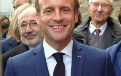 Premier tour de la présidentielle 2022 : Emmanuel Macron en tête et en hausse