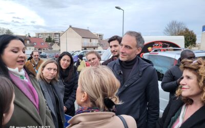 Raphaël Glucksmann tête de liste PS aux européennes en campagne aux Mureaux