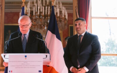 Monsieur le Ministre Jacques Toubon remet la médaille de la Jeunesse & des sports à son ami Ali Bourni : « un exemple parmi les femmes et les hommes engagés »